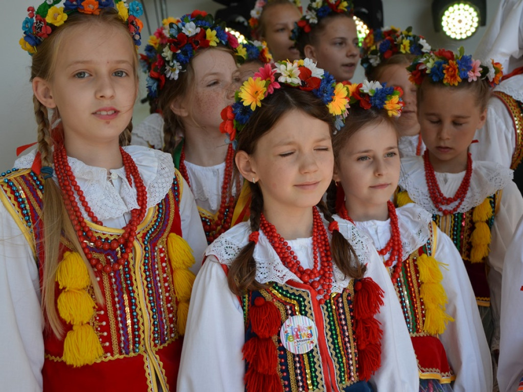 Piękne tradycje przekazują z pokolenia na pokolenia. Zespoły ludowe na scenie