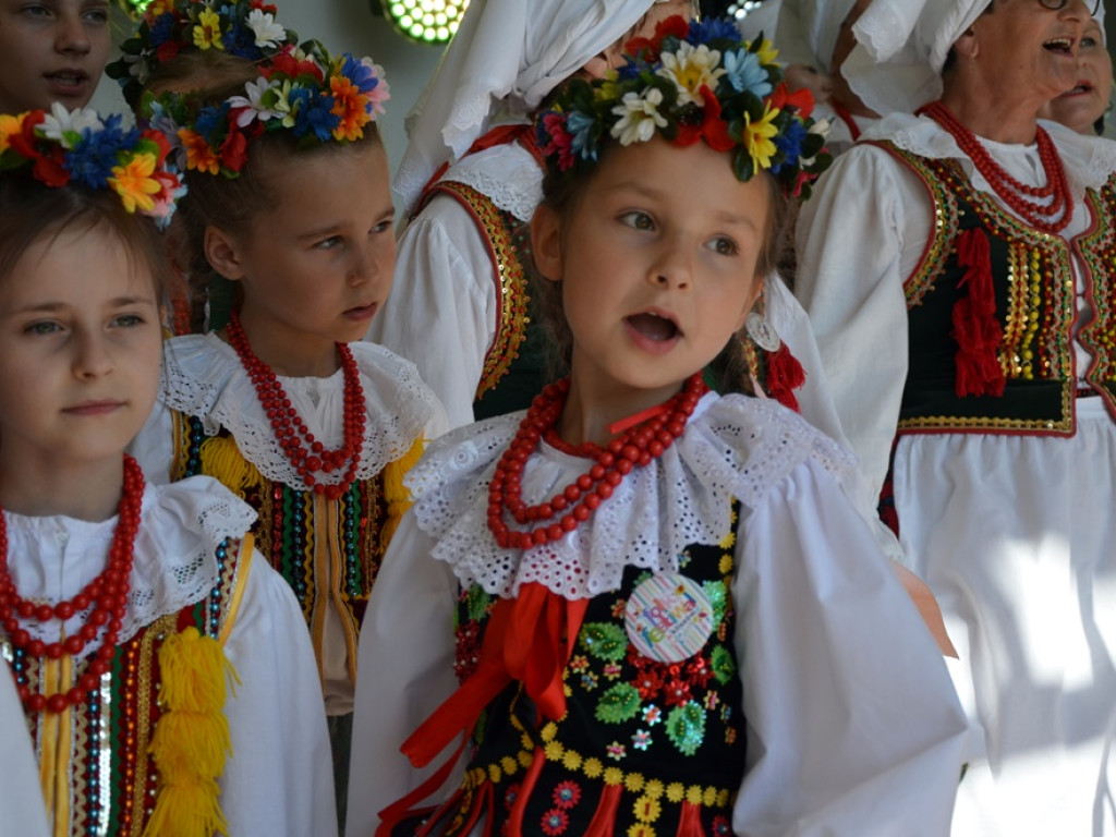 Piękne tradycje przekazują z pokolenia na pokolenia. Zespoły ludowe na scenie
