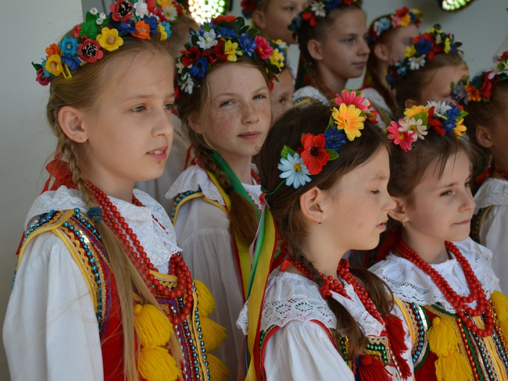 Piękne tradycje przekazują z pokolenia na pokolenia. Zespoły ludowe na scenie