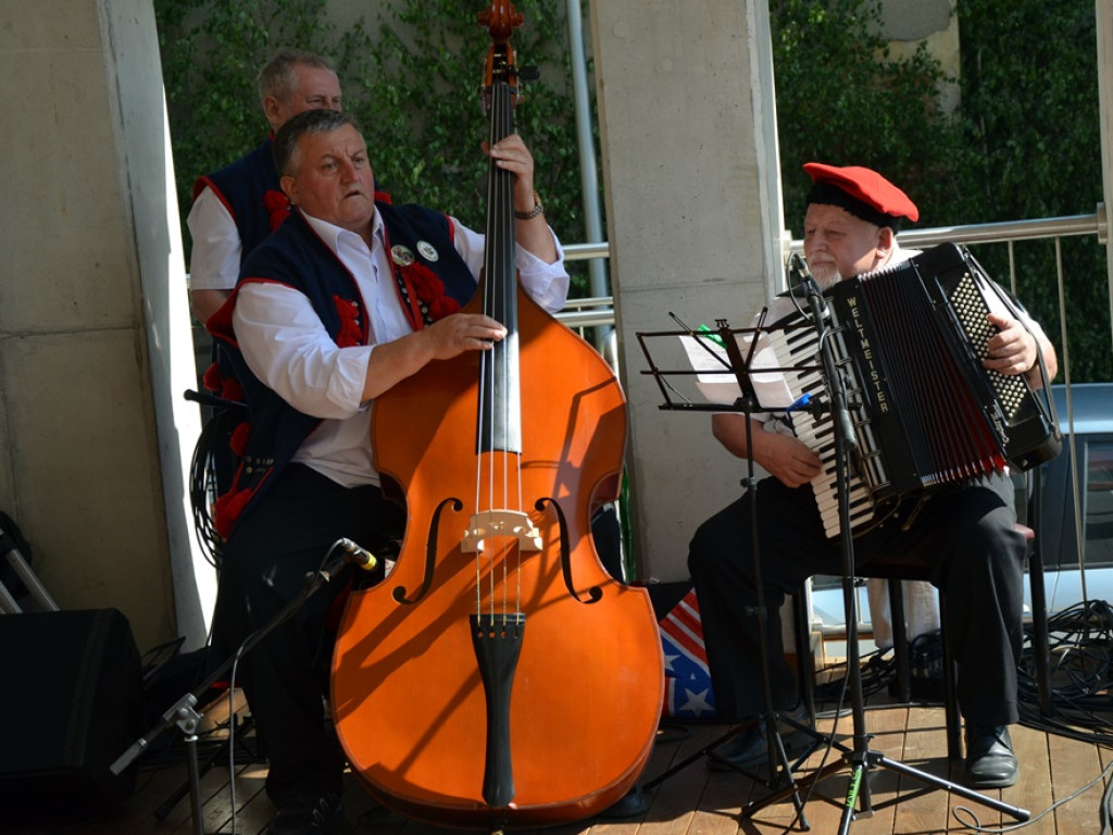 Piękne tradycje przekazują z pokolenia na pokolenia. Zespoły ludowe na scenie