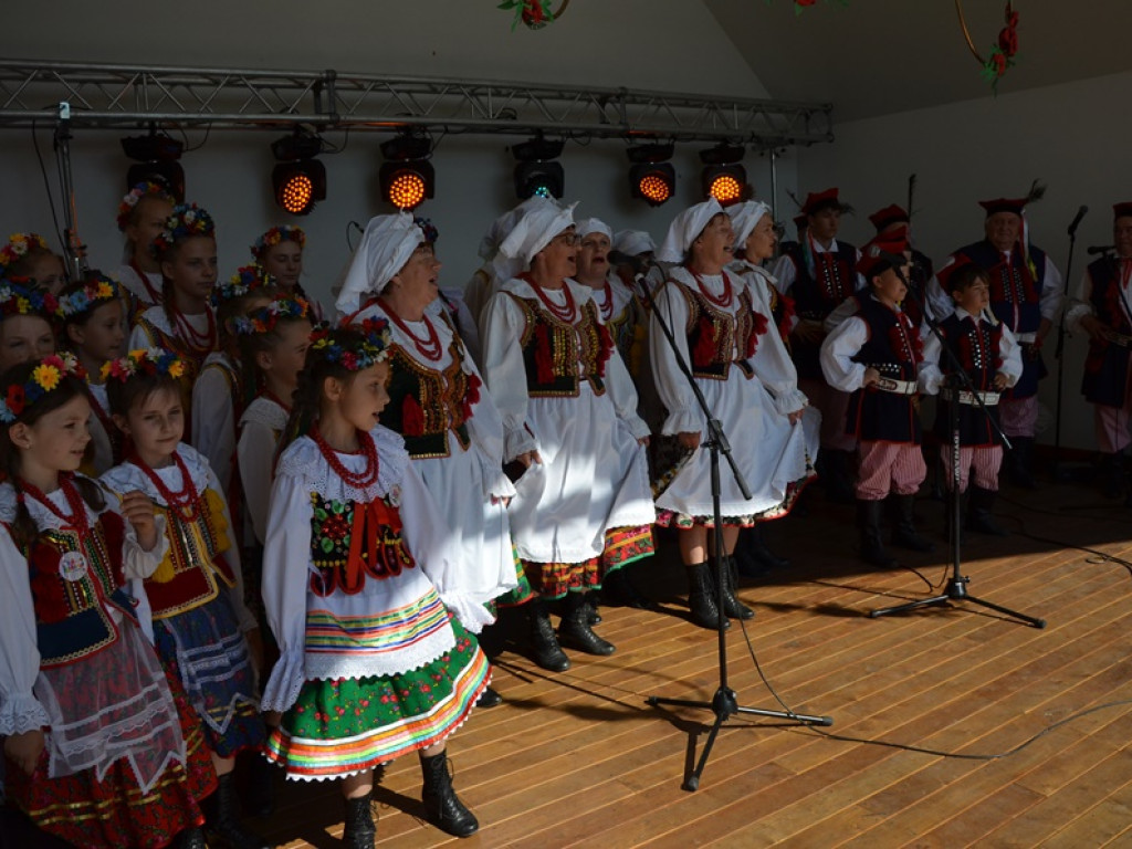 Piękne tradycje przekazują z pokolenia na pokolenia. Zespoły ludowe na scenie