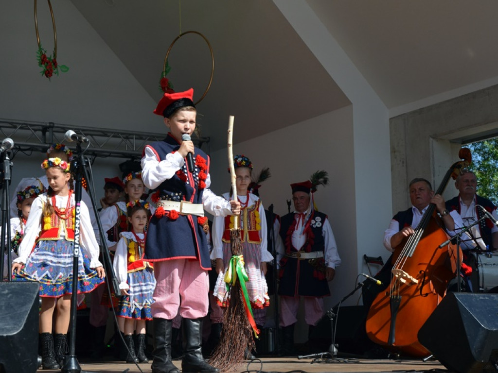 Piękne tradycje przekazują z pokolenia na pokolenia. Zespoły ludowe na scenie