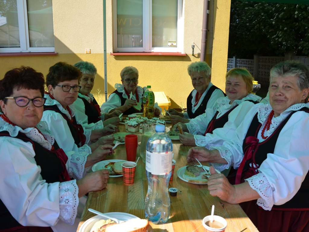 Piękne tradycje przekazują z pokolenia na pokolenia. Zespoły ludowe na scenie