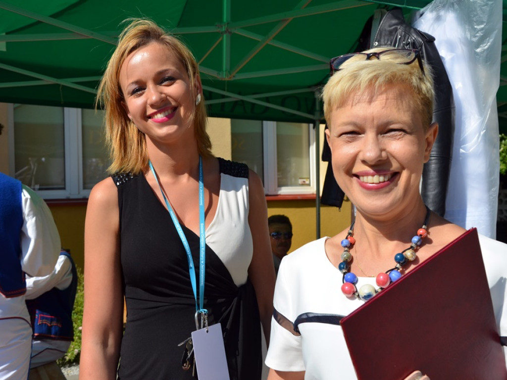 Piękne tradycje przekazują z pokolenia na pokolenia. Zespoły ludowe na scenie