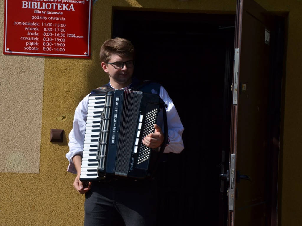 Piękne tradycje przekazują z pokolenia na pokolenia. Zespoły ludowe na scenie