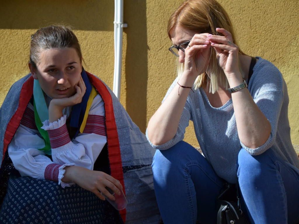 Piękne tradycje przekazują z pokolenia na pokolenia. Zespoły ludowe na scenie