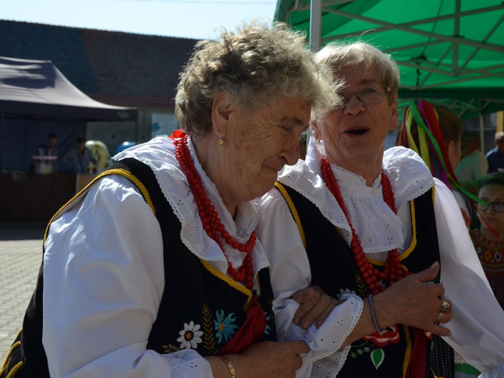 Piękne tradycje przekazują z pokolenia na pokolenia. Zespoły ludowe na scenie