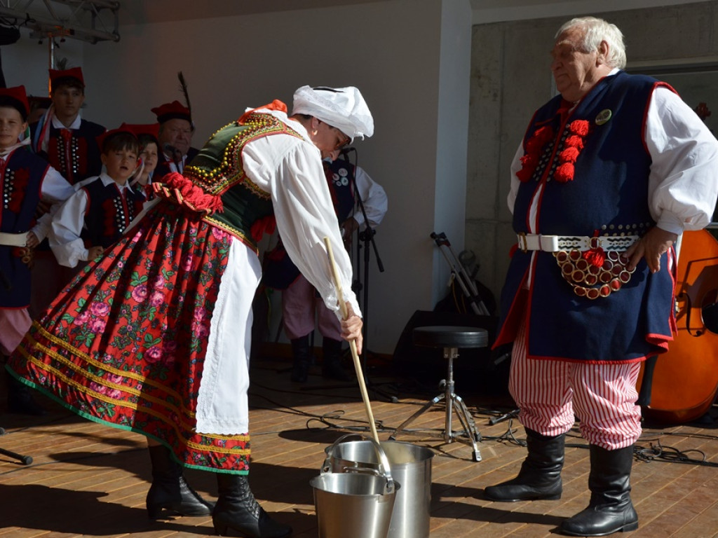 Piękne tradycje przekazują z pokolenia na pokolenia. Zespoły ludowe na scenie