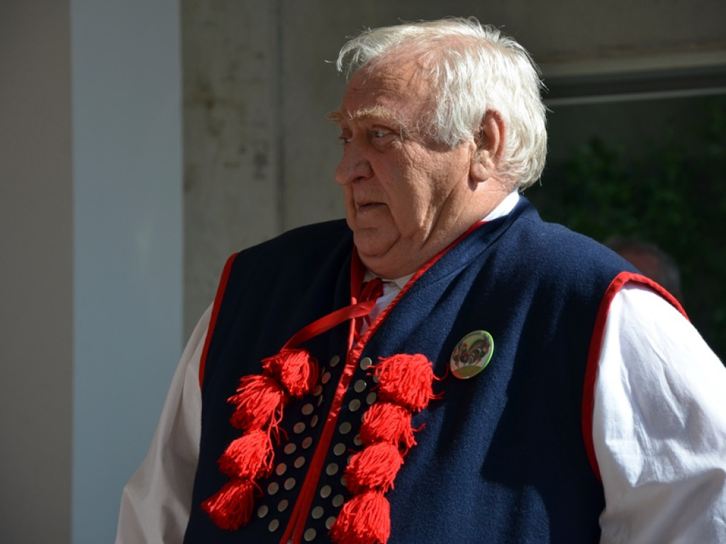 Piękne tradycje przekazują z pokolenia na pokolenia. Zespoły ludowe na scenie