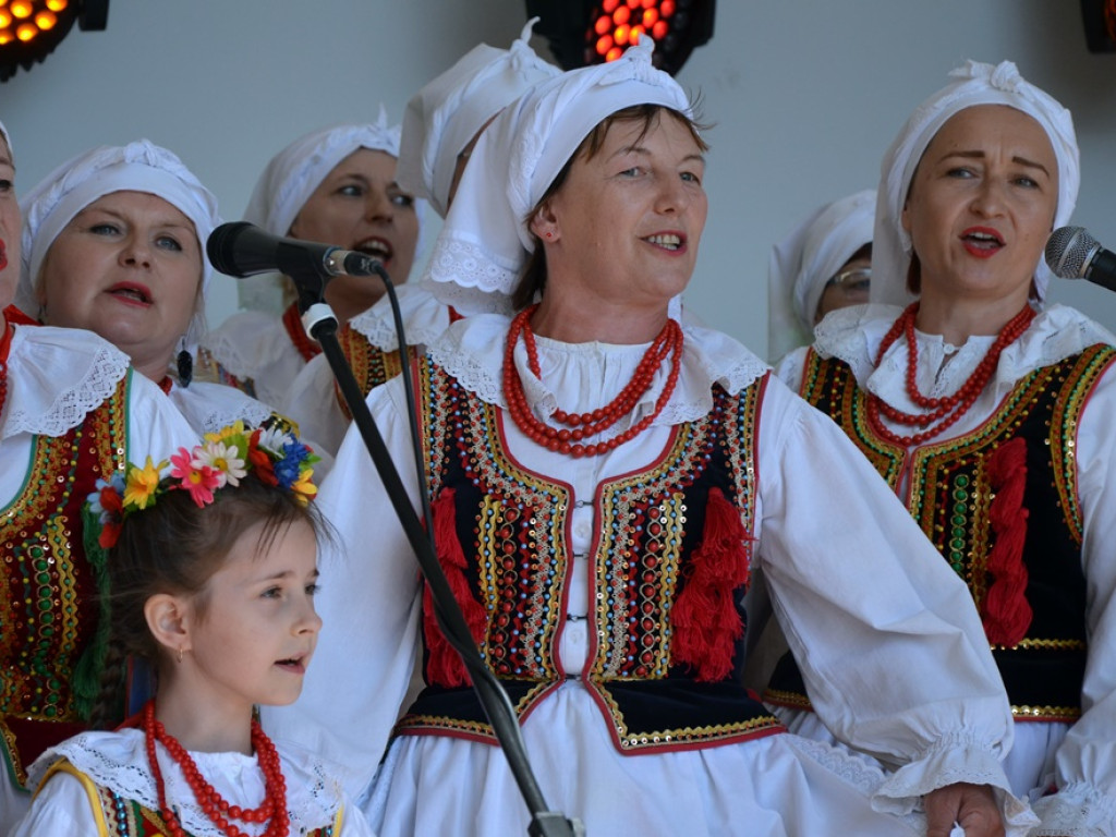 Piękne tradycje przekazują z pokolenia na pokolenia. Zespoły ludowe na scenie