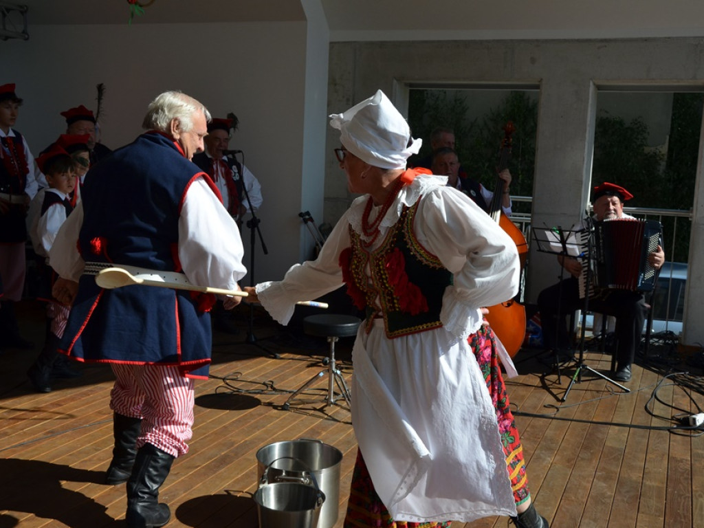 Piękne tradycje przekazują z pokolenia na pokolenia. Zespoły ludowe na scenie