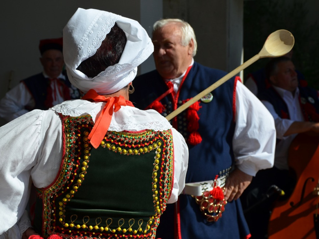 Piękne tradycje przekazują z pokolenia na pokolenia. Zespoły ludowe na scenie