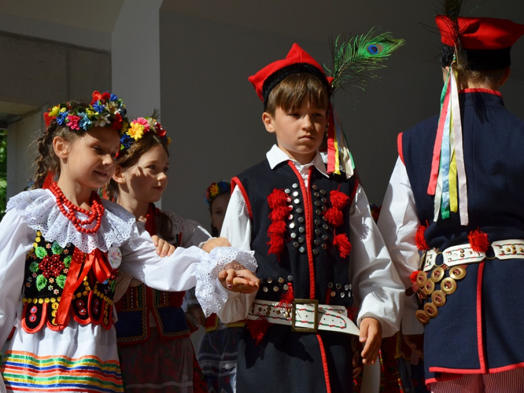 Piękne tradycje przekazują z pokolenia na pokolenia. Zespoły ludowe na scenie