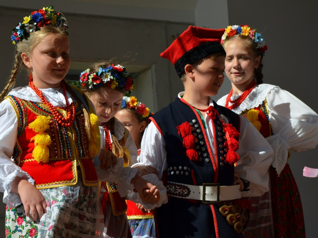 Piękne tradycje przekazują z pokolenia na pokolenia. Zespoły ludowe na scenie