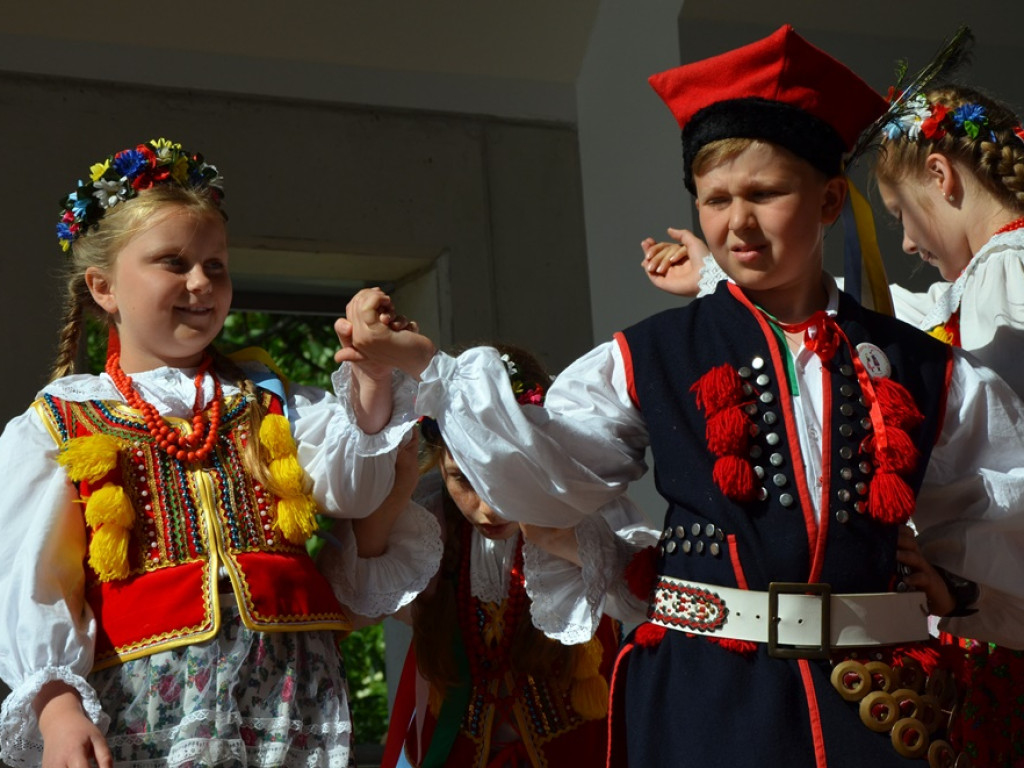 Piękne tradycje przekazują z pokolenia na pokolenia. Zespoły ludowe na scenie