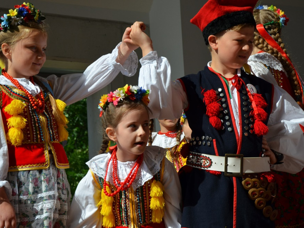 Piękne tradycje przekazują z pokolenia na pokolenia. Zespoły ludowe na scenie