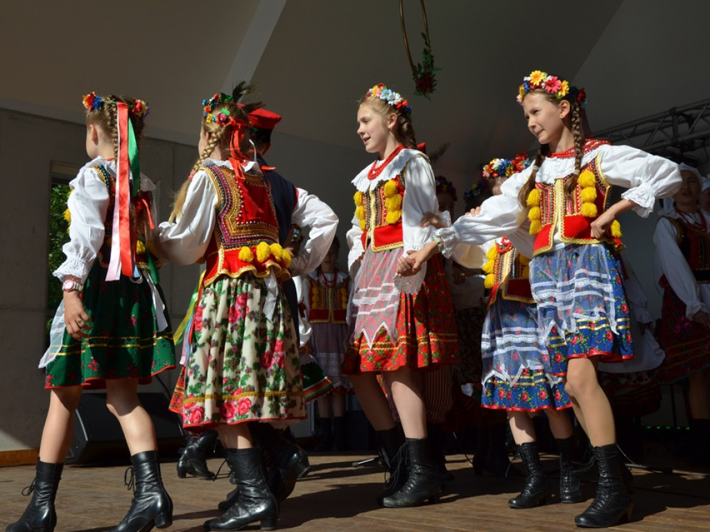 Piękne tradycje przekazują z pokolenia na pokolenia. Zespoły ludowe na scenie