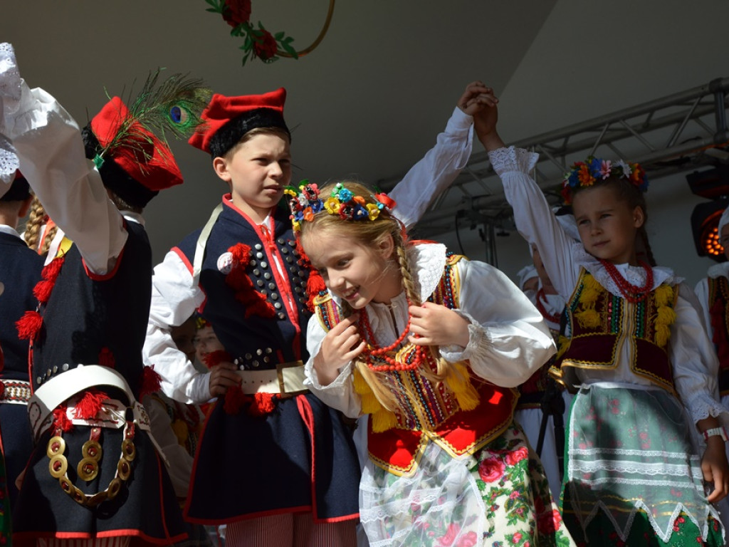 Piękne tradycje przekazują z pokolenia na pokolenia. Zespoły ludowe na scenie