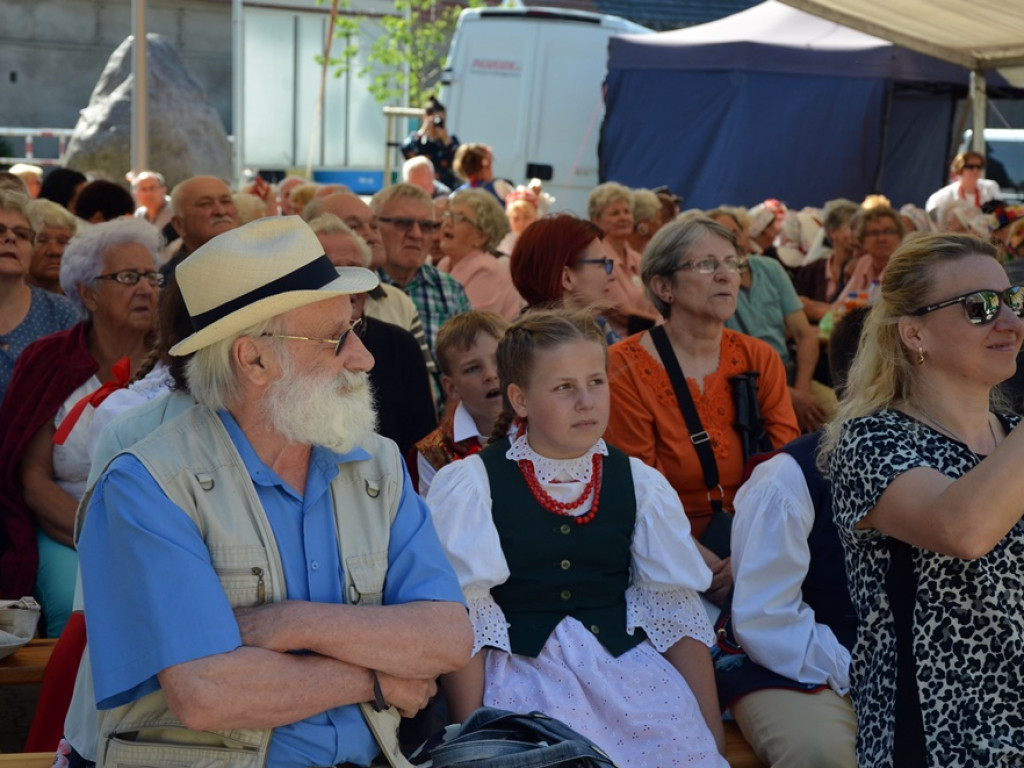 Piękne tradycje przekazują z pokolenia na pokolenia. Zespoły ludowe na scenie
