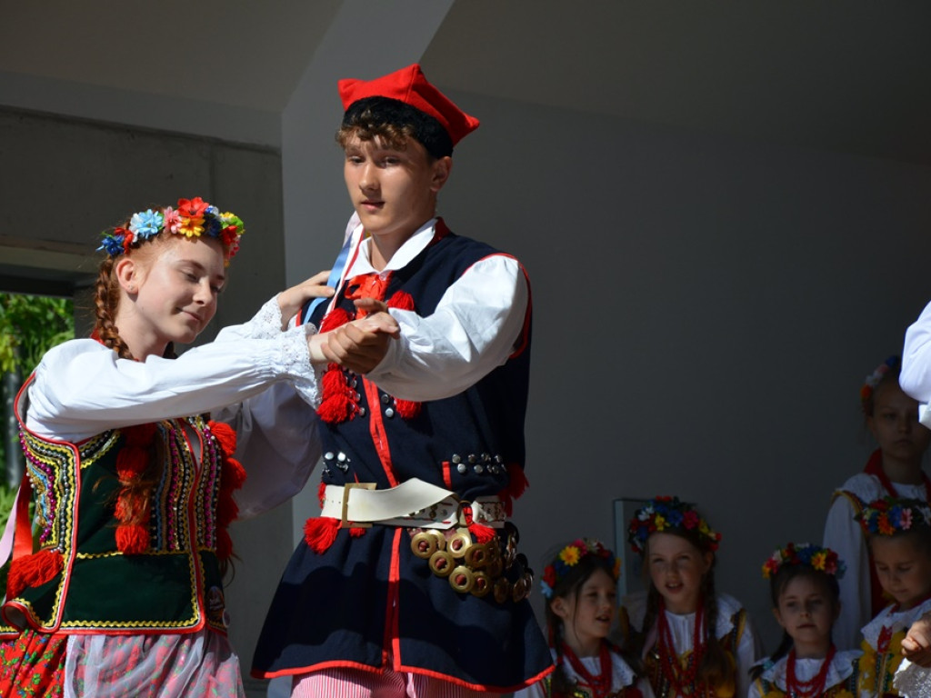 Piękne tradycje przekazują z pokolenia na pokolenia. Zespoły ludowe na scenie