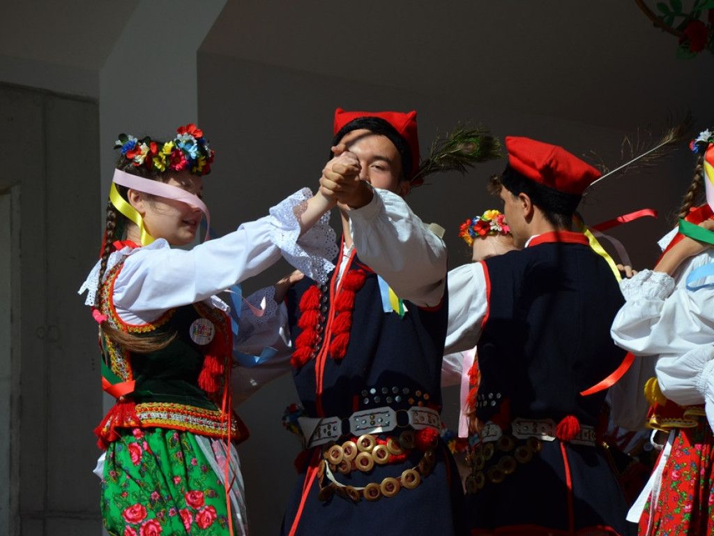 Piękne tradycje przekazują z pokolenia na pokolenia. Zespoły ludowe na scenie