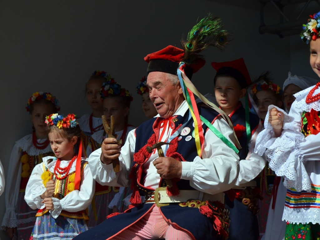 Piękne tradycje przekazują z pokolenia na pokolenia. Zespoły ludowe na scenie