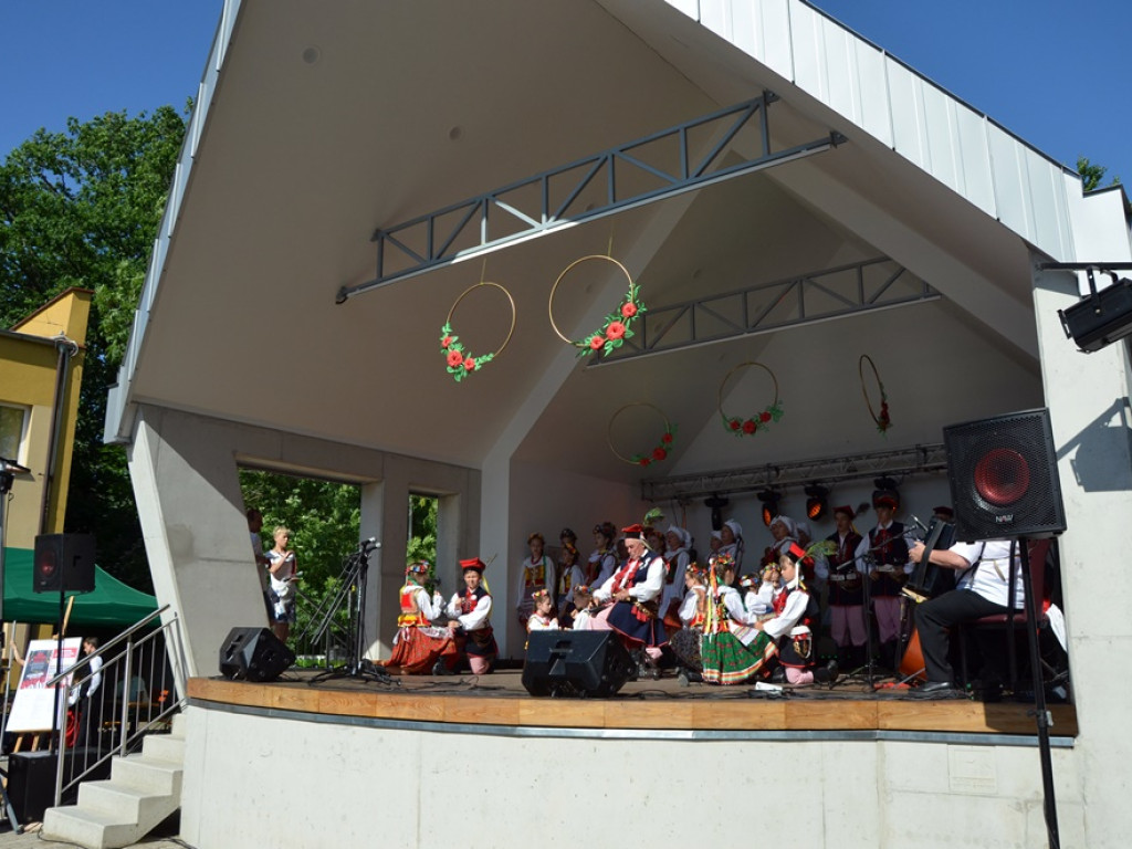 Piękne tradycje przekazują z pokolenia na pokolenia. Zespoły ludowe na scenie