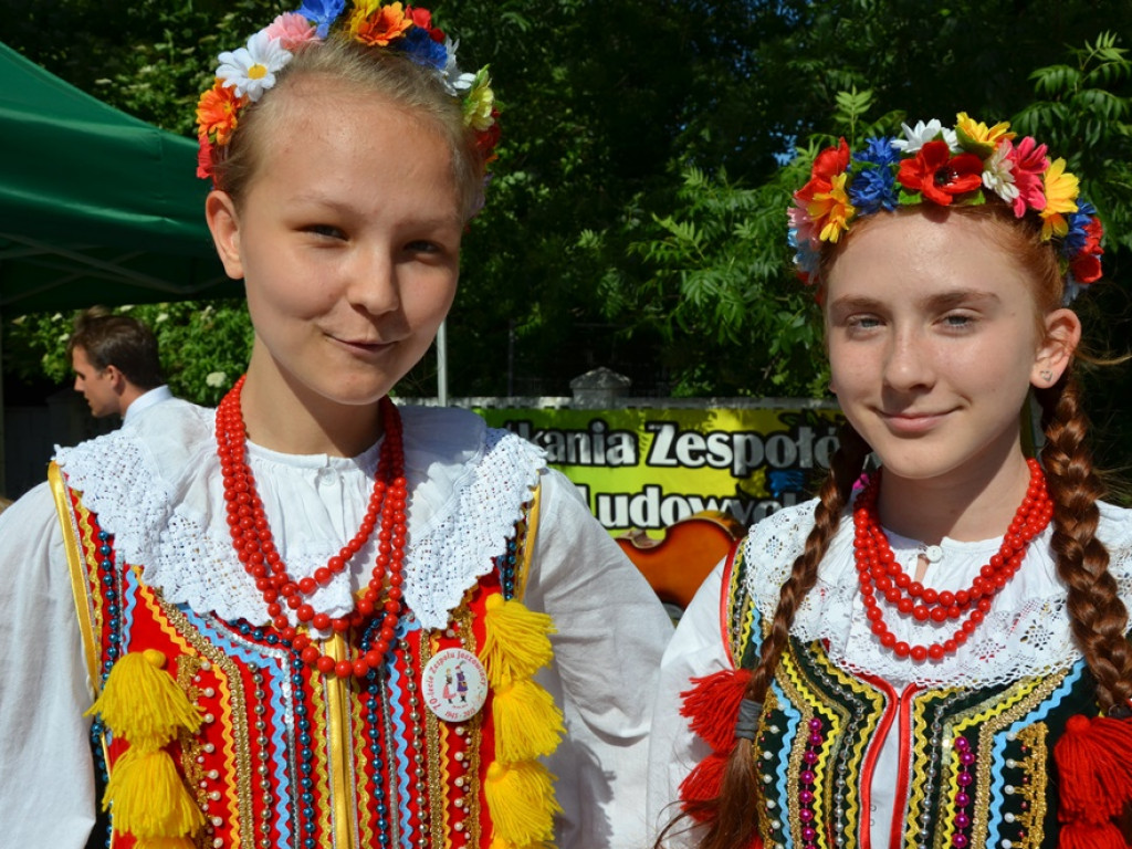Piękne tradycje przekazują z pokolenia na pokolenia. Zespoły ludowe na scenie
