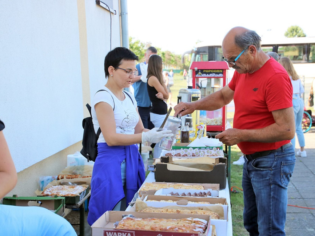 Dąb Przybyszów wygrał bez większych problemów i kwestował dla Amelki