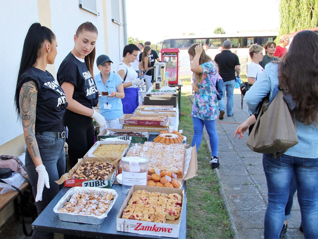 Dąb Przybyszów wygrał bez większych problemów i kwestował dla Amelki