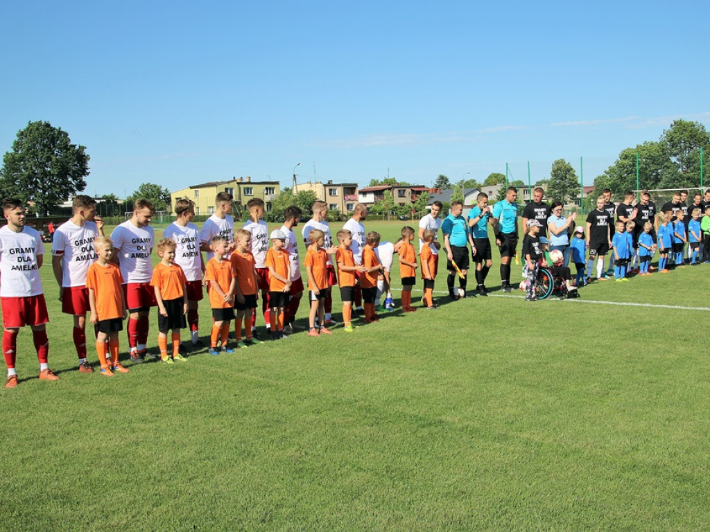 Dąb Przybyszów wygrał bez większych problemów i kwestował dla Amelki
