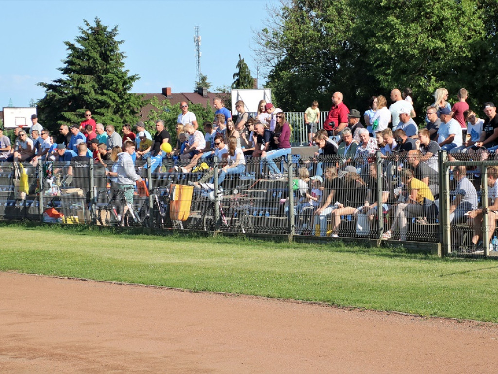 Dąb Przybyszów wygrał bez większych problemów i kwestował dla Amelki