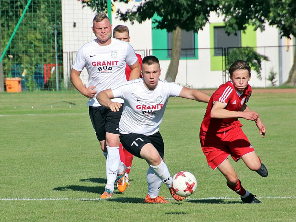 Dąb Przybyszów wygrał bez większych problemów i kwestował dla Amelki