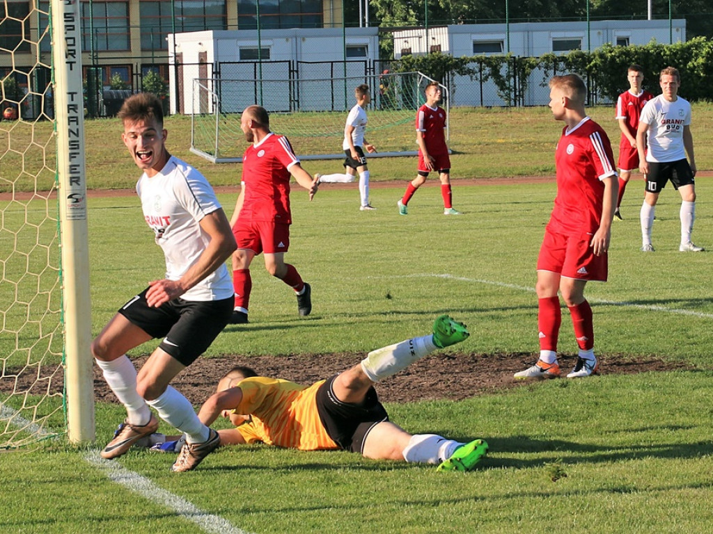 Dąb Przybyszów wygrał bez większych problemów i kwestował dla Amelki
