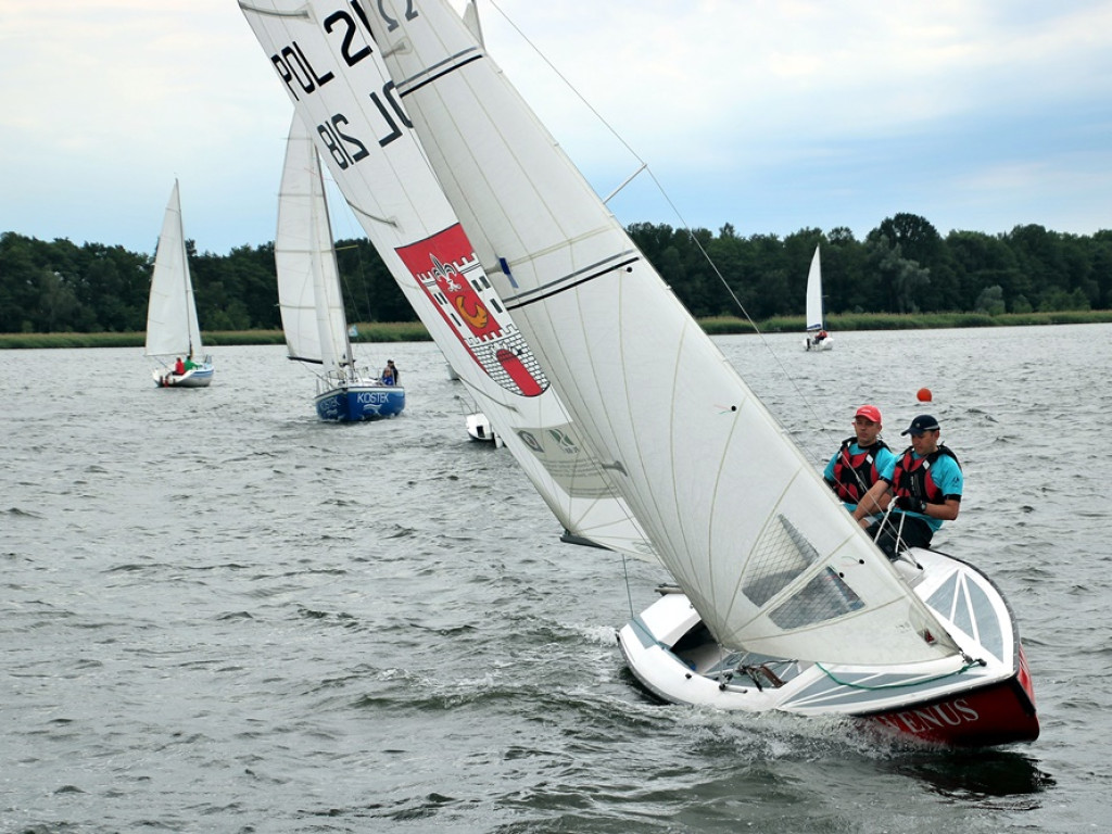 Silny wiatr na jeziorze sławskim, ale obyło się bez wywrotek