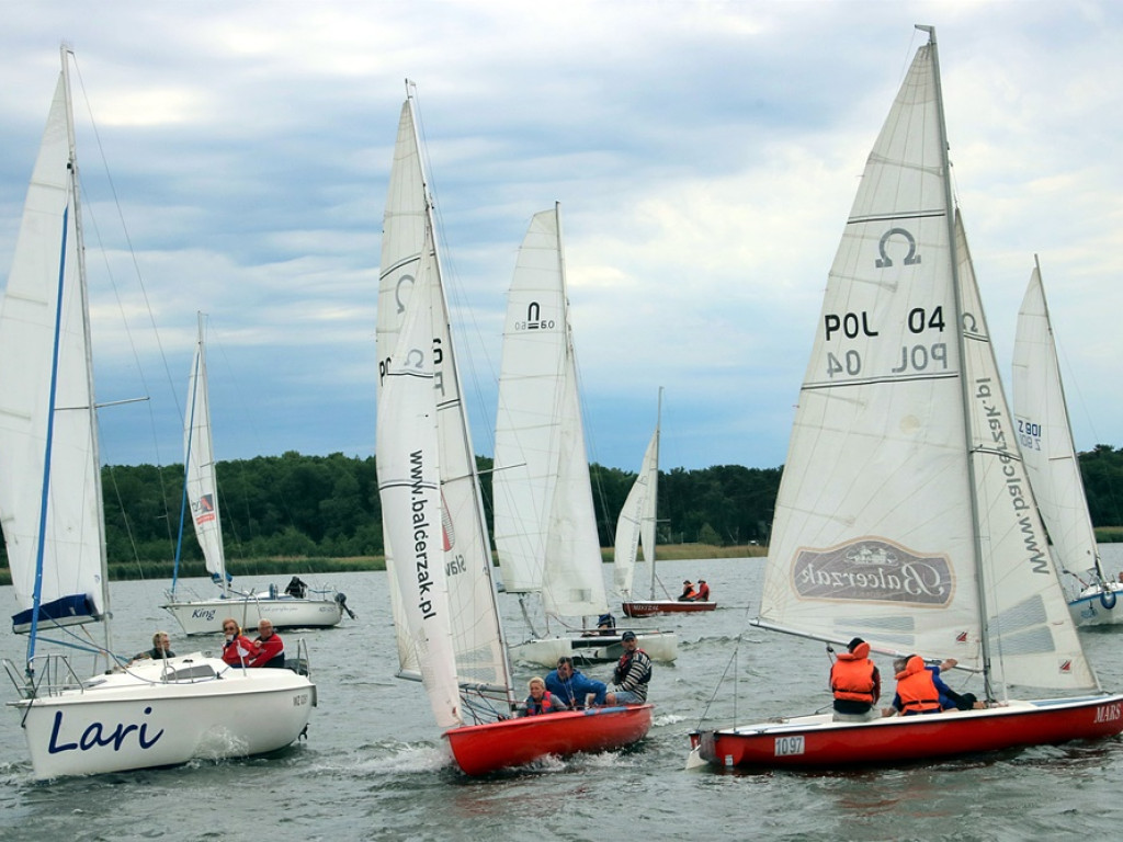Silny wiatr na jeziorze sławskim, ale obyło się bez wywrotek