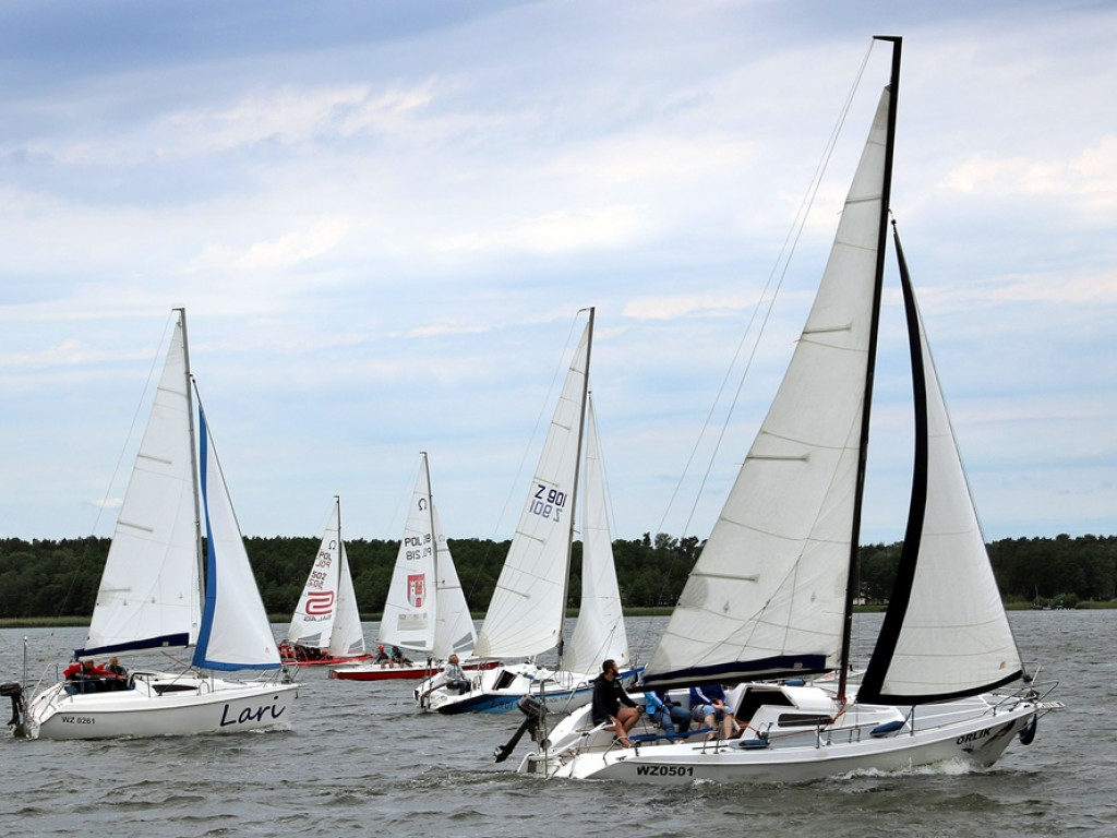 Silny wiatr na jeziorze sławskim, ale obyło się bez wywrotek