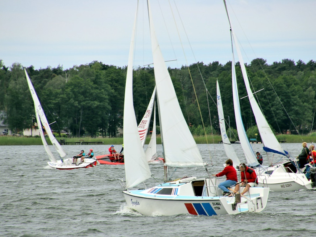 Silny wiatr na jeziorze sławskim, ale obyło się bez wywrotek