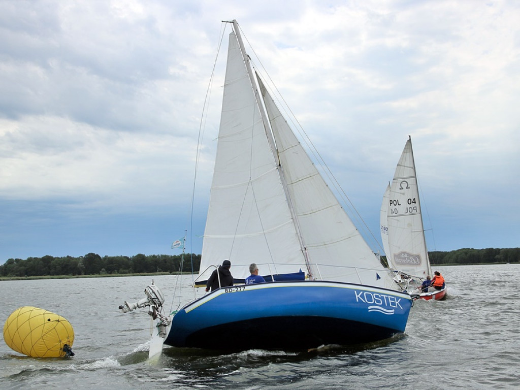 Silny wiatr na jeziorze sławskim, ale obyło się bez wywrotek