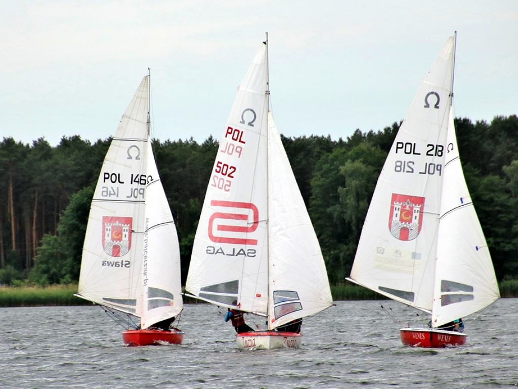 Silny wiatr na jeziorze sławskim, ale obyło się bez wywrotek