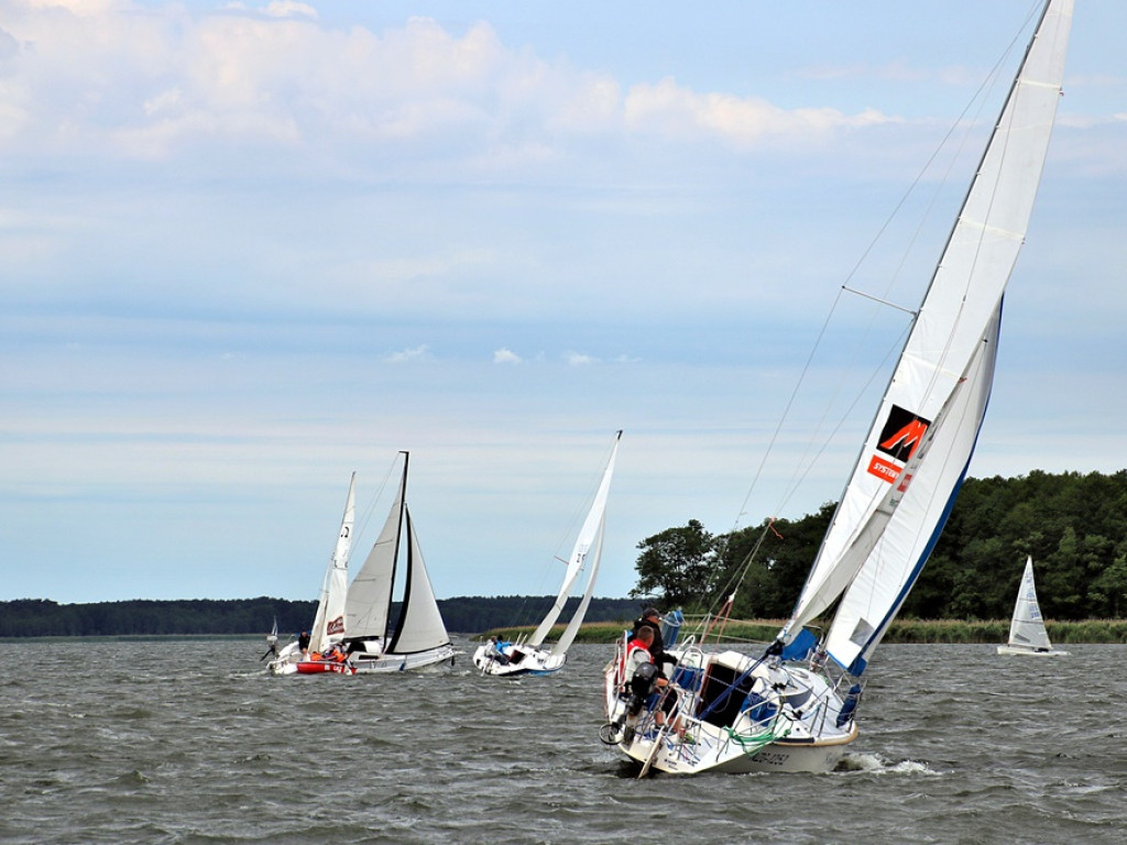 Silny wiatr na jeziorze sławskim, ale obyło się bez wywrotek