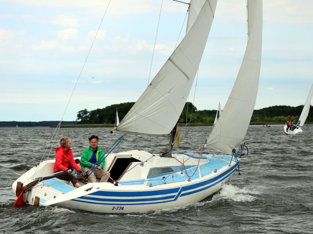 Silny wiatr na jeziorze sławskim, ale obyło się bez wywrotek