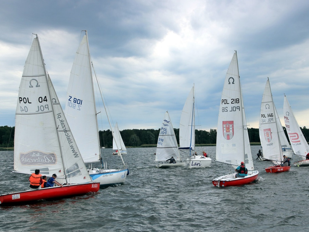 Silny wiatr na jeziorze sławskim, ale obyło się bez wywrotek