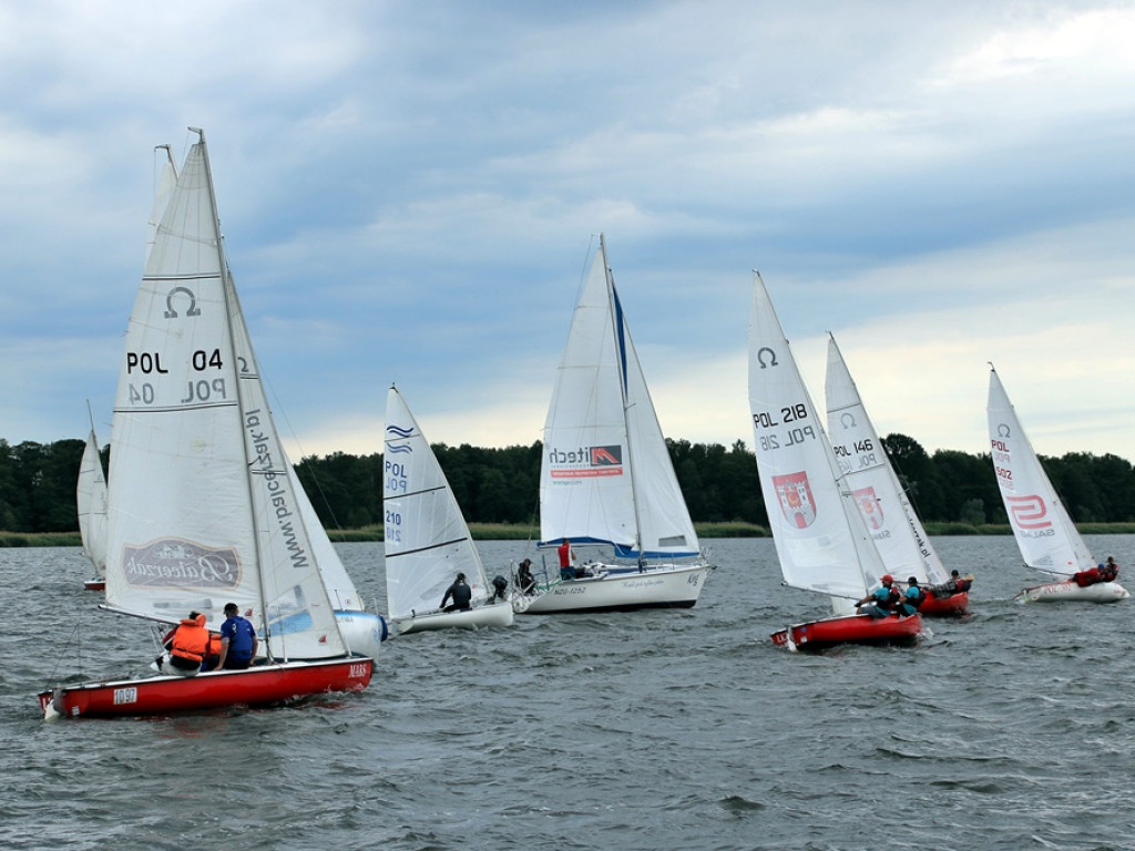 Silny wiatr na jeziorze sławskim, ale obyło się bez wywrotek