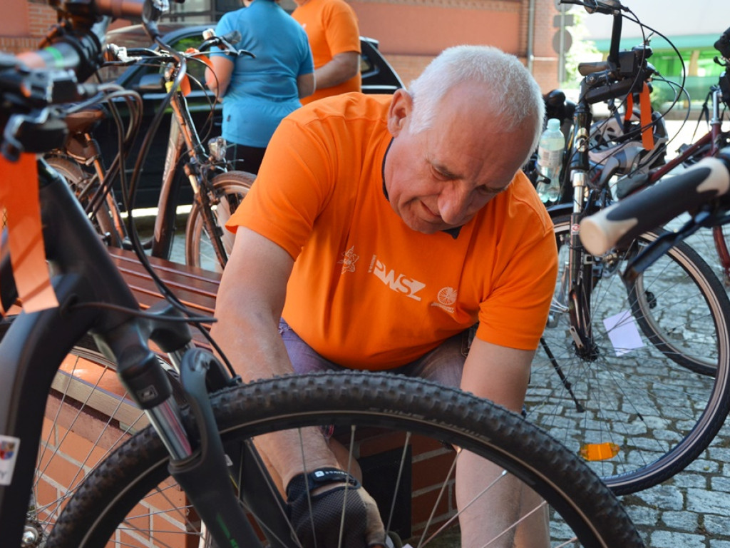 Odjazdowy Bibliotekarz po raz czwarty. Ruszył rajd rowerowy do Dalkowa. Dopisała pogoda i frekwencja