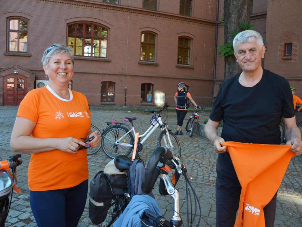 Odjazdowy Bibliotekarz po raz czwarty. Ruszył rajd rowerowy do Dalkowa. Dopisała pogoda i frekwencja