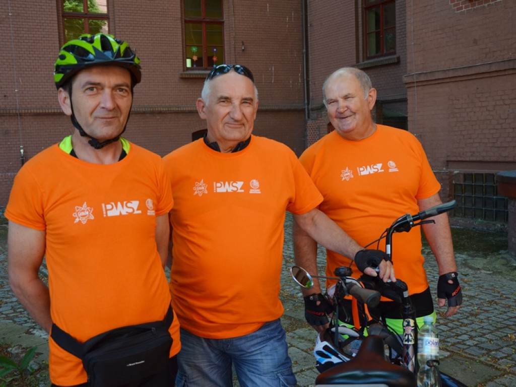 Odjazdowy Bibliotekarz po raz czwarty. Ruszył rajd rowerowy do Dalkowa. Dopisała pogoda i frekwencja