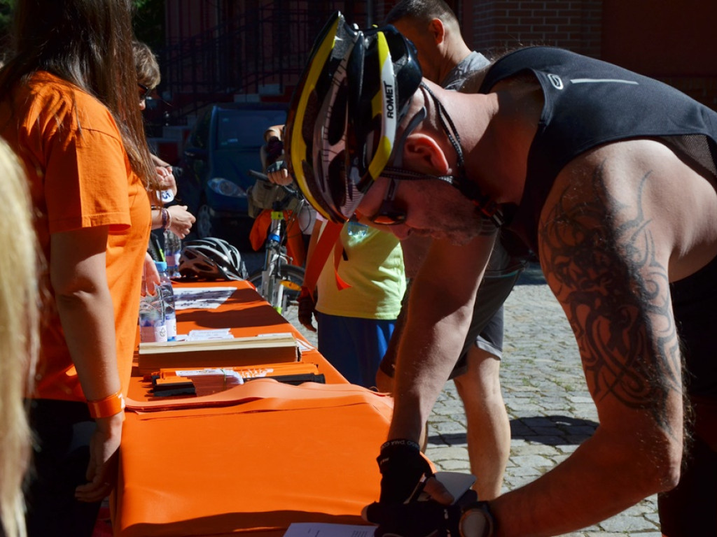 Odjazdowy Bibliotekarz po raz czwarty. Ruszył rajd rowerowy do Dalkowa. Dopisała pogoda i frekwencja