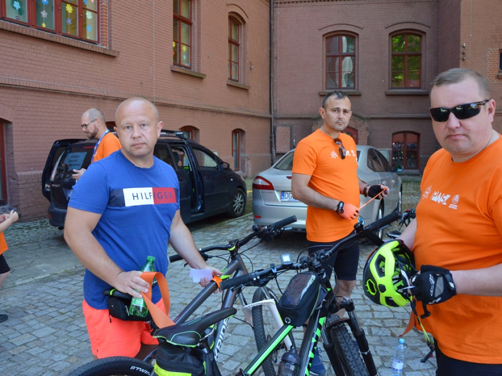 Odjazdowy Bibliotekarz po raz czwarty. Ruszył rajd rowerowy do Dalkowa. Dopisała pogoda i frekwencja