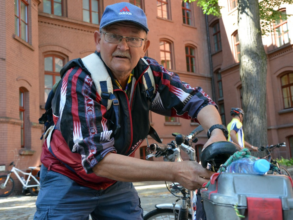 Odjazdowy Bibliotekarz po raz czwarty. Ruszył rajd rowerowy do Dalkowa. Dopisała pogoda i frekwencja